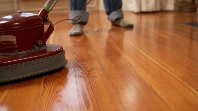 limpieza de Baños en Lima 8 persona encerando el piso de su casa