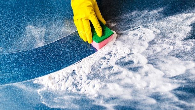 limpieza de Baños en Lima 6 persona limpia la superfice