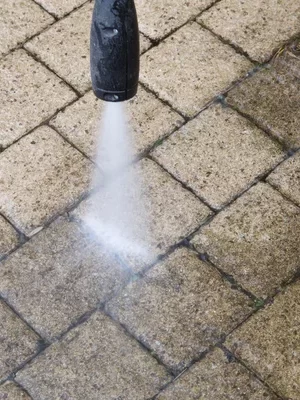 Limpieza de pisos a presión Agua cayendo en el piso