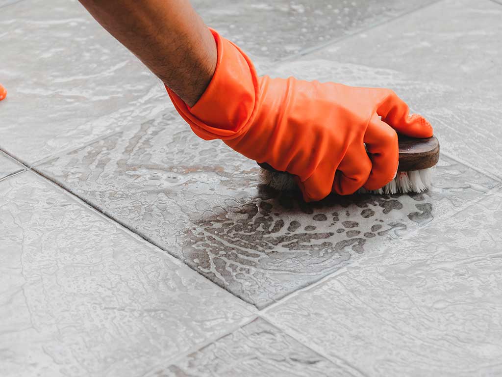 limpieza de Baños en Lima 11 persona rastrillando el piso