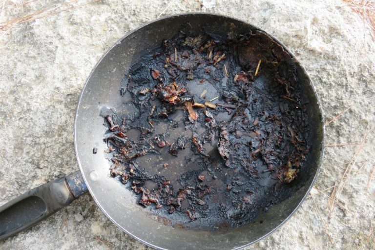 4 formas sencillas de deshacerse de las marcas carbonizadas en una sartén quemada