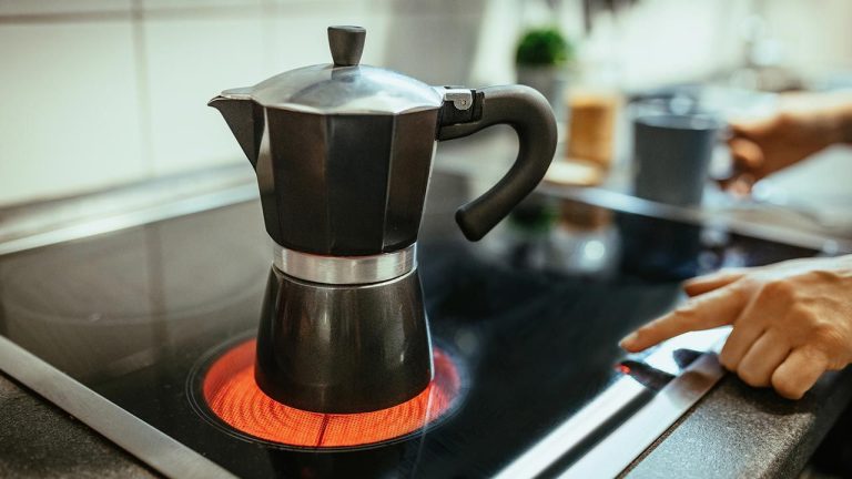 Cómo limpiar y desinfectar correctamente su cafetera