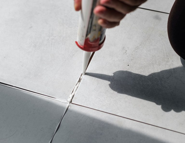 El secreto para limpiar líneas de lechada en pisos de baldosas
