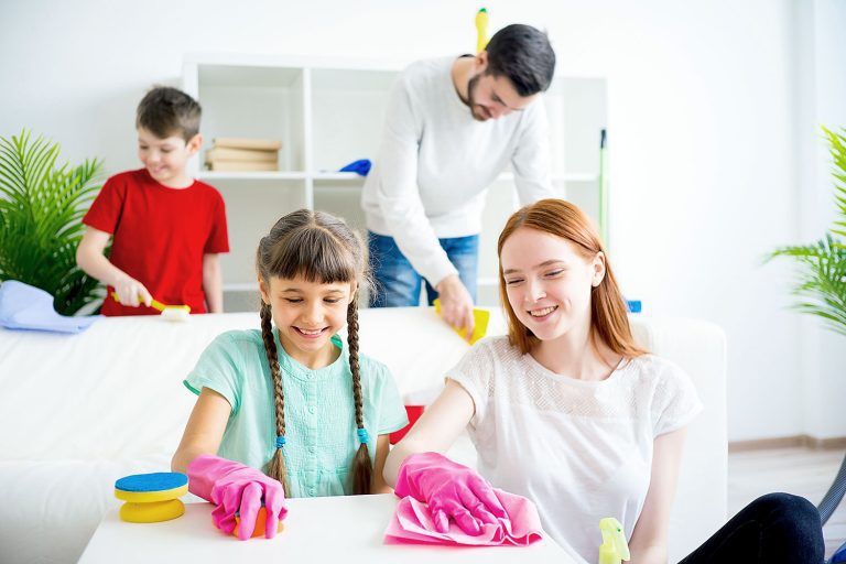 Razones sorprendentes por las que un hogar más limpio significa una familia más contenta